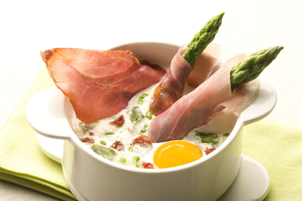 Oeuf cocotte aux asperges et au jambon des Compagnons du Goût