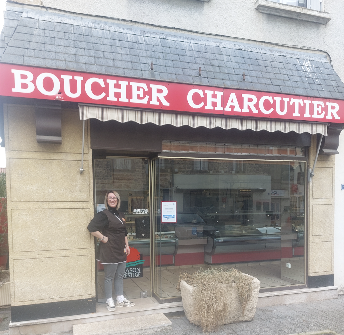 femme en boucherie